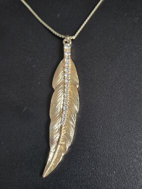 Elegant Gold Feather Pendant Necklace